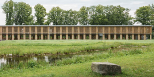 APARCANDO ENTRE ÁRBOLES, UN TEMPLO DE MADERA EN BAD AIBLING